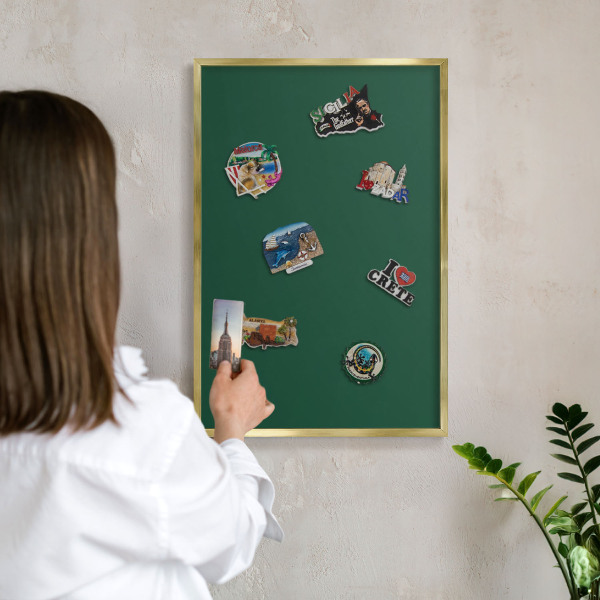 Magnettafel für Urlaubsmagnete in Goldrahmen Flaschengrün
