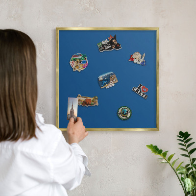 Magnettafel für Urlaubsmagnete in Goldrahmen Dunkelblau