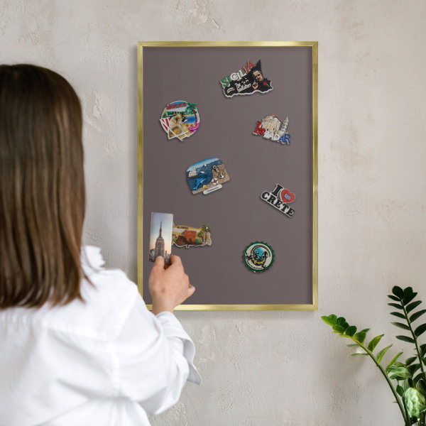 Magnettafel für Urlaubsmagnete in Goldrahmen Verblasstes Braun