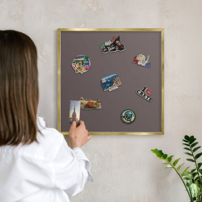 Magnettafel für Urlaubsmagnete in Goldrahmen Verblasstes Braun