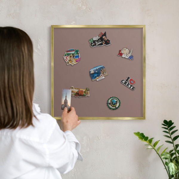 Magnettafel für Urlaubsmagnete in Goldrahmen Pastellbraun