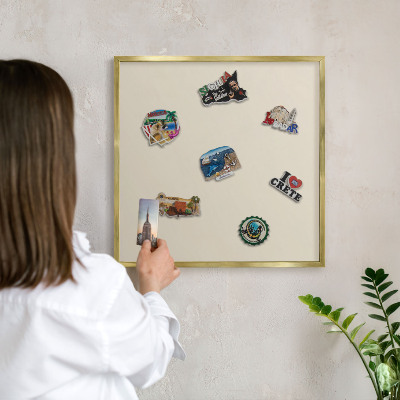 Magnettafel für Urlaubsmagnete in Goldrahmen Heller Stein