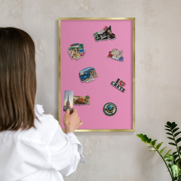 Magnettafel für Urlaubsmagnete in Goldrahmen Kühles Rosa