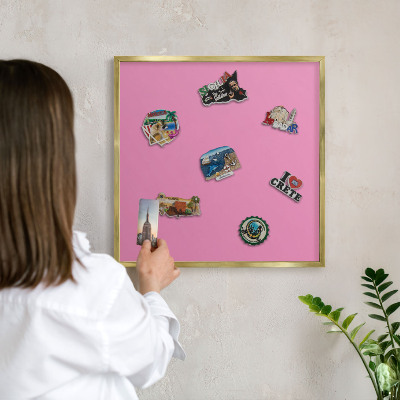 Magnettafel für Urlaubsmagnete in Goldrahmen Kühles Rosa