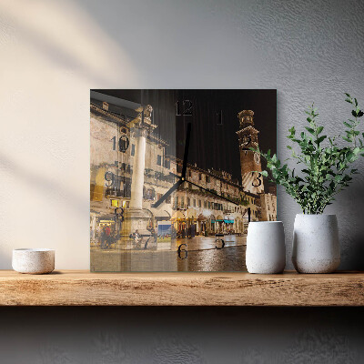 Wanduhr aus glas Abend in der Stadt