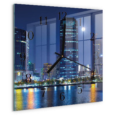 Wanduhr aus glas Abend in der Stadt