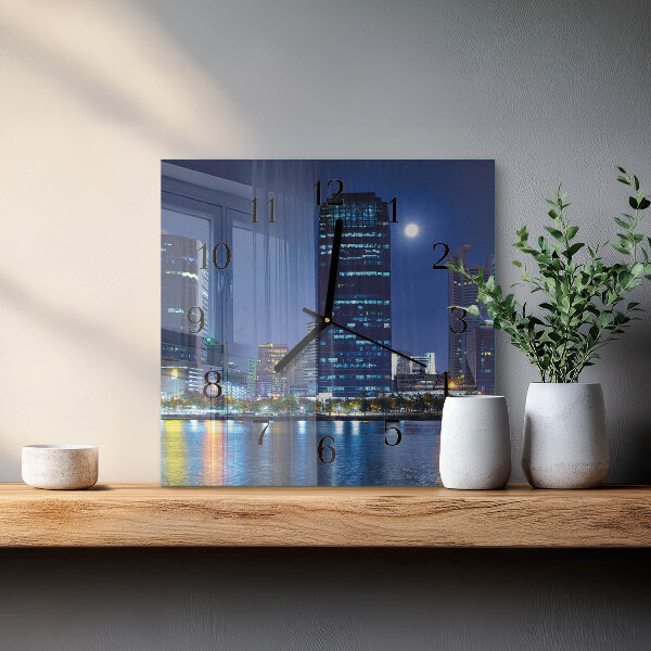 Wanduhr aus glas Abend in der Stadt