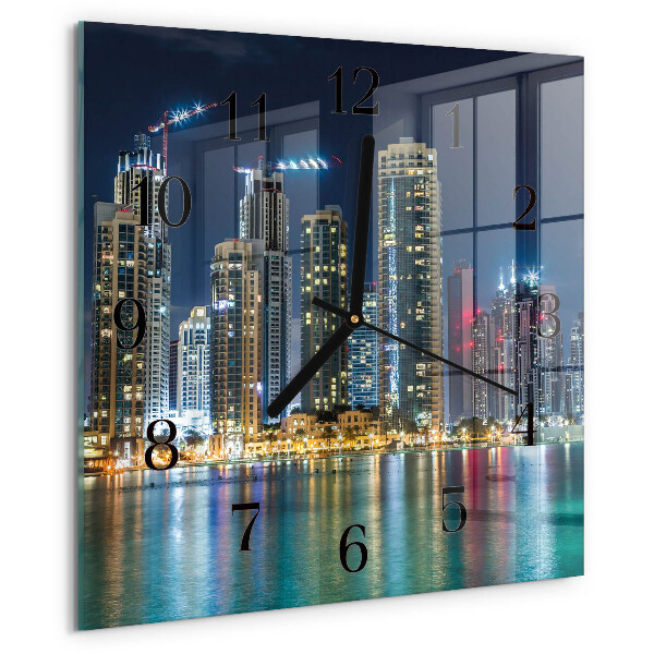 Wanduhr aus glas Abend in der Stadt