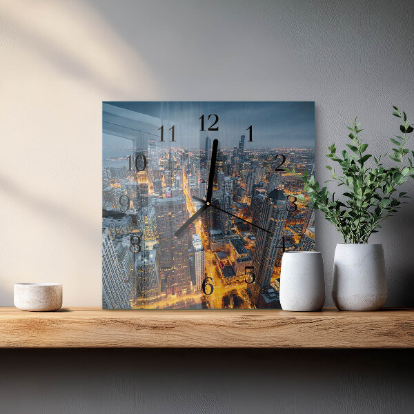 Wanduhr aus glas Abend in der Stadt