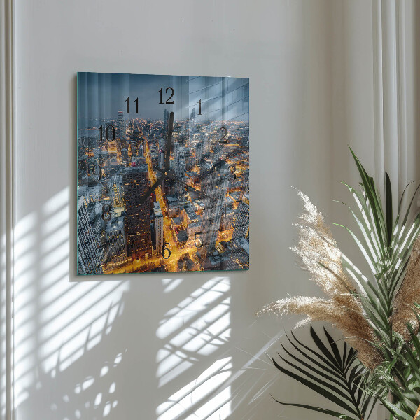 Wanduhr aus glas Abend in der Stadt