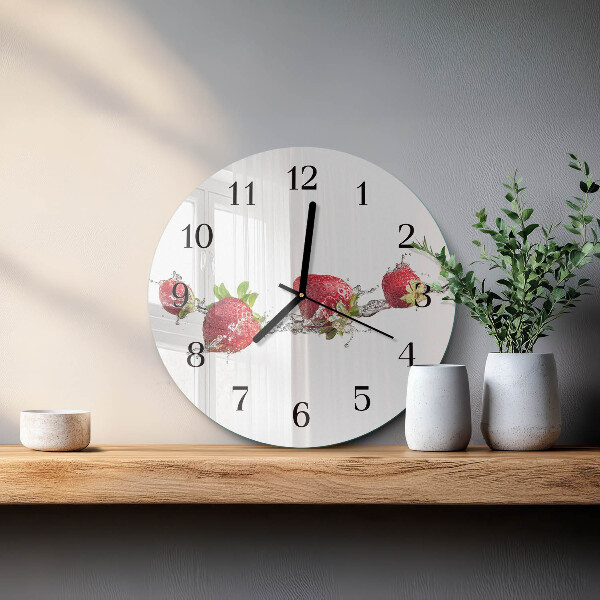 Wanduhr rund Erdbeeren in Wasser