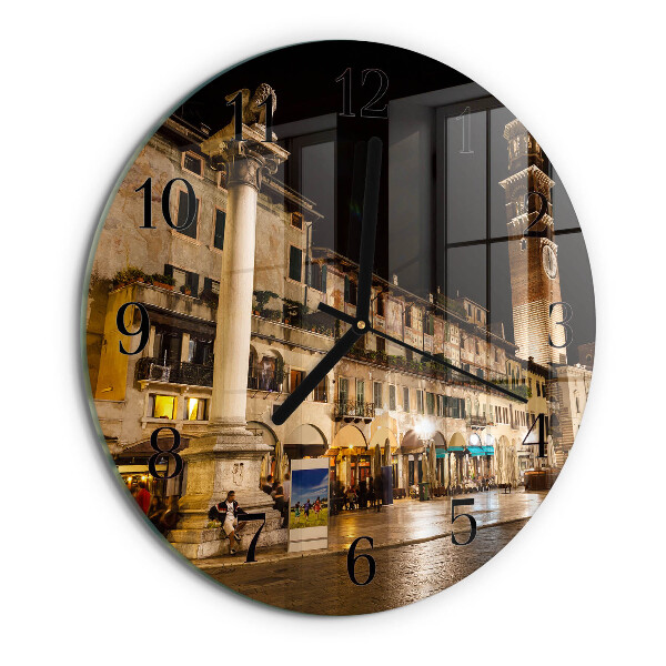 Wanduhr rund Abend in der Stadt