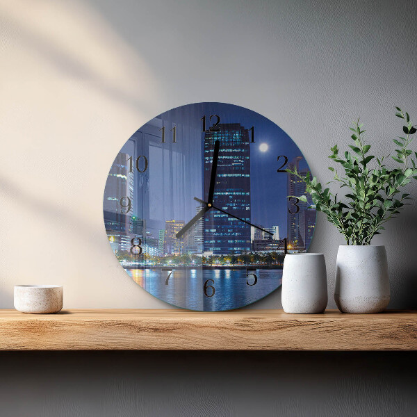 Wanduhr rund Abend in der Stadt