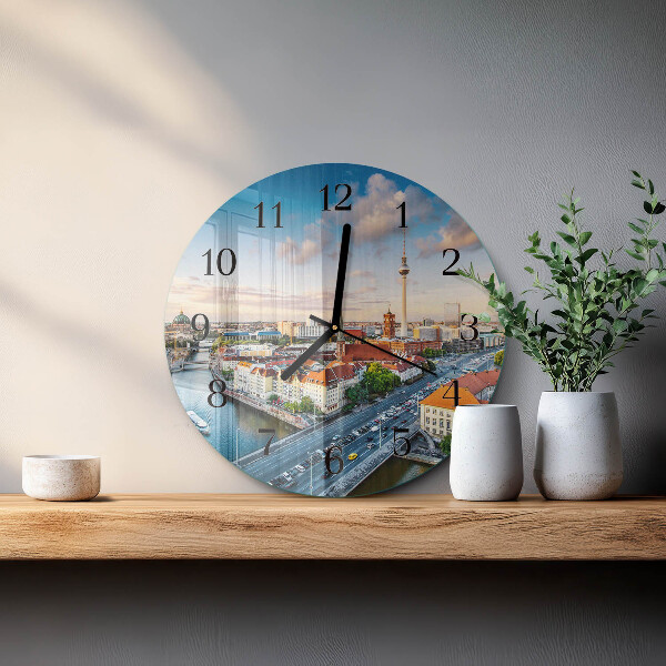 Wanduhr rund Stadt Fluss