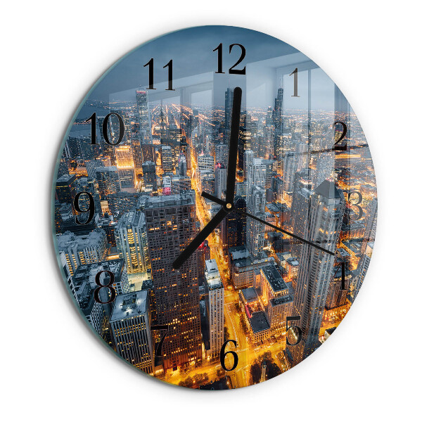 Wanduhr rund Abend in der Stadt