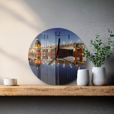 Wanduhr rund Flussbrücke