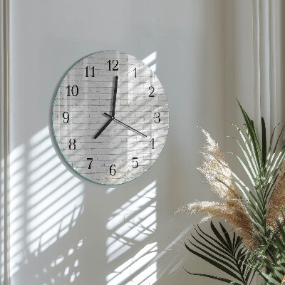 Wanduhr rund Ziegelmauer