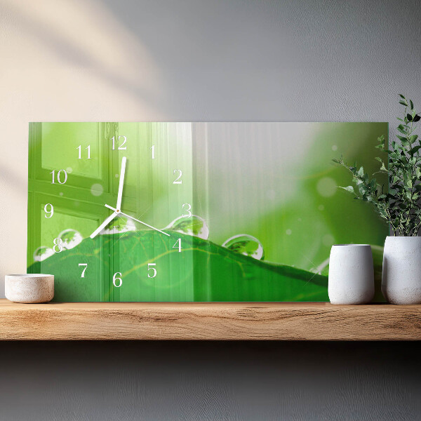 Horizontale Uhr Tau auf einem Blatt