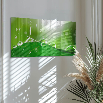 Horizontale Uhr Tau auf einem Blatt