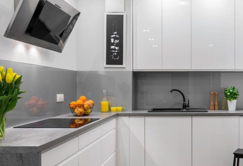 Weiße und graue Küche